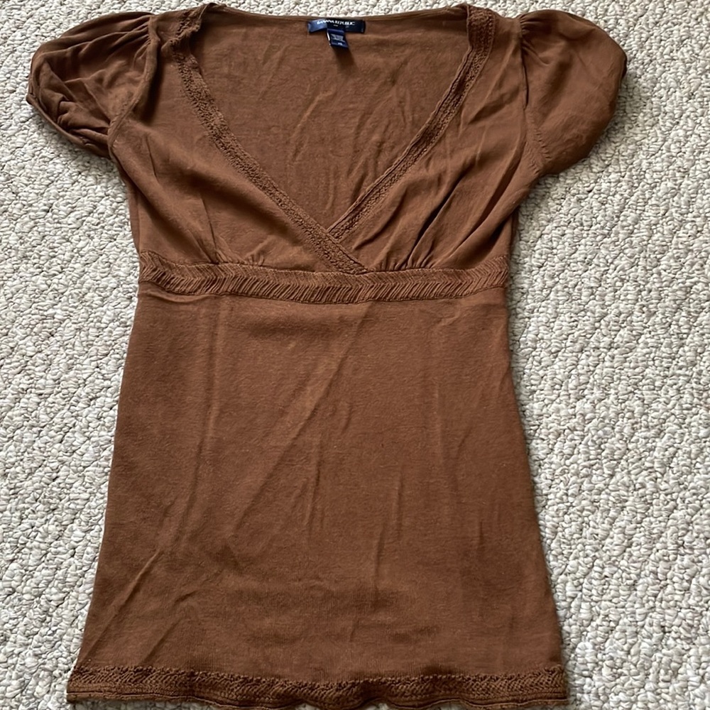 Brown short sleeved sweater from Banana Republic with gorgeous stitching